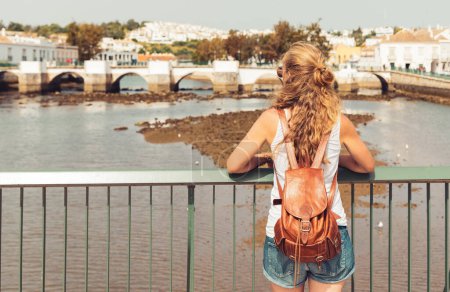 Téléchargez les photos : Touriste femme à Tavira- Portugal, Algarve - en image libre de droit