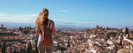 Foto de Woman traveler in Granada city panoramic view in Spain - Imagen libre de derechos