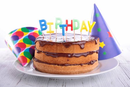 Téléchargez les photos : Gâteau au chocolat d'anniversaire avec bougie - en image libre de droit