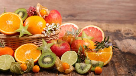 Foto de Surtido de frutas frescas: naranja, pomelo, manzana y kiwi - Imagen libre de derechos