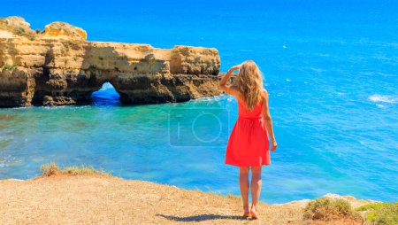 Foto de Hermosa mujer que mira la vista panorámica del océano atlántico- Viajar en Europa, Turismo en Portugal, Algarve - Imagen libre de derechos