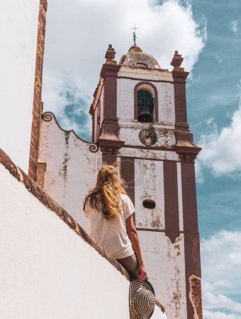 Téléchargez les photos : Tour tourisme au Portugal, femme profitant de la cathédrale de Silves- Voyage en Algarve - en image libre de droit