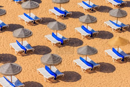 Téléchargez les photos : Chaises et parasols sur la plage tropicale- transats sur le sable - vacances, détente, vacances d'été - en image libre de droit