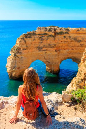 Foto de Hermosa formación rocosa, costa del Algarve- Turismo, viajes, vacaciones en Europa (cueva natural o arco en praia da marinha) - Imagen libre de derechos
