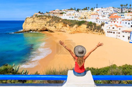 Téléchargez les photos : Tour tourisme au Portugal, océan Atlantique et belle plage tropicale- touriste femme à Albufeira, Algarve- concept de vacances à la plage d'été - en image libre de droit