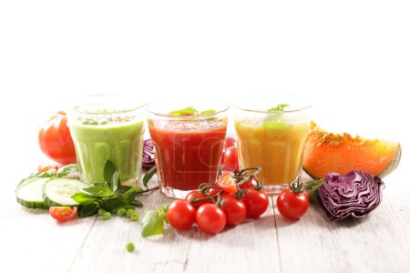 Téléchargez les photos : Jus de légumes detox assortiment de smoothie sain - en image libre de droit