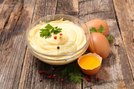 Téléchargez les photos : Bol fait maison de mayonnaise et ingrédient - en image libre de droit