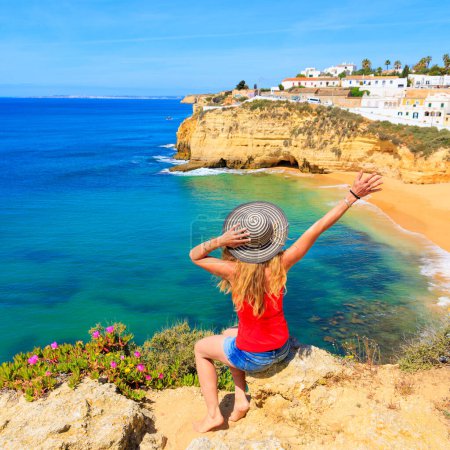 Foto de Viajes de turismo de mujer en Portugal,, disfrutando de la hermosa playa del Algarve (Albufeira) - vacaciones de verano, vacaciones, concepto de viaje - Imagen libre de derechos