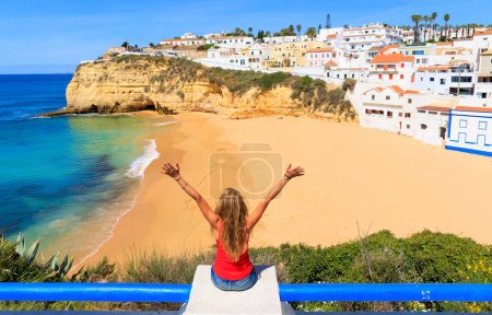 Téléchargez les photos : Femme assise à la belle plage de l'Algarve - en image libre de droit