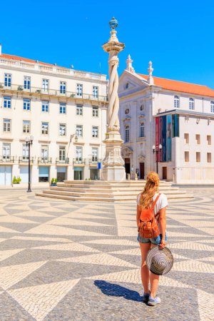 Téléchargez les photos : Promenades de femmes sur la place municipale de Lisbonne, vue arrière - en image libre de droit
