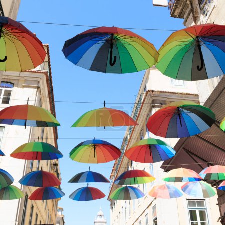 Foto de Coloridos paraguas en la calle Pink en Lisboa - Portugal - Imagen libre de derechos