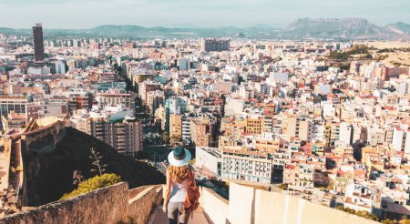 Téléchargez les photos : Femme regardant Alicante paysage urbain en Espagne, vue arrière - en image libre de droit