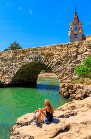 Foto de Turista mujer en Cascais- Viajar en Portugal, Europa - Imagen libre de derechos