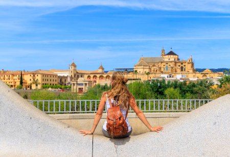 Téléchargez les photos : Femme regardant le panorama de la ville de Cordoue en Espagne - en image libre de droit