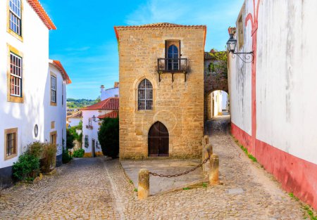 Téléchargez les photos : Obidos street city, près de Lisbonne au Portugal- Vacances en famille, voyage, tourisme - en image libre de droit