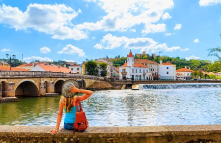 Téléchargez les photos : Femme visitant la ville touristique de Tomar au Portugal, Santarem - en image libre de droit