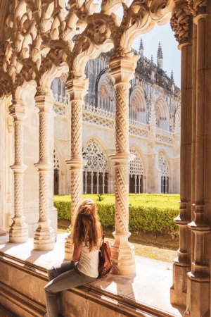 Téléchargez les photos : Monastère de Batalha- Femme visite touristique cloître-Portugal, Leiria- 2023 - en image libre de droit