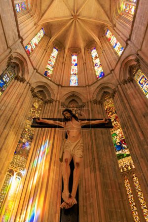 Téléchargez les photos : Le Christ sur la Croix dans une église Portugal - en image libre de droit