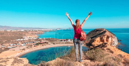 Téléchargez les photos : Femme touriste profitant de la belle plage et de la côte andalouse en Espagne - en image libre de droit