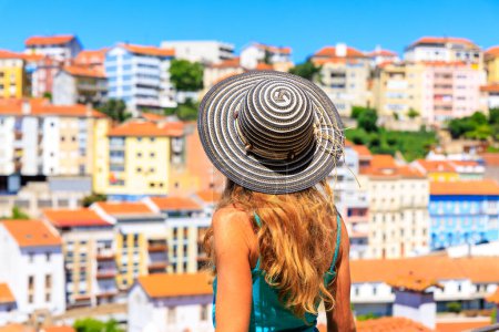 Téléchargez les photos : Femme touriste regardant la vue panoramique sur l'horizon portugaise- Voyage au Portugal, maisons colorées- Coimbra - en image libre de droit