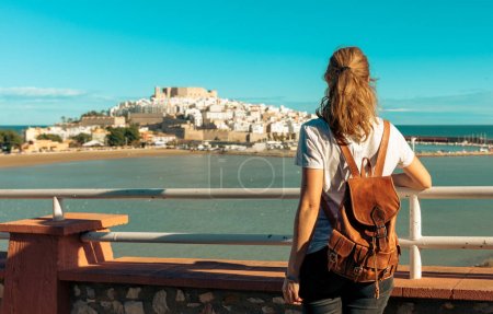 Téléchargez les photos : Femme touriste regardant la vue panoramique de la ville de Peniscola Espagne - en image libre de droit
