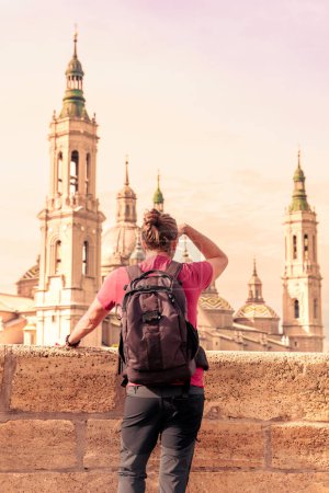Téléchargez les photos : Voyageur touriste regardant le coucher du soleil à Saragosse, Saragosse- Aragon en Espagne - en image libre de droit