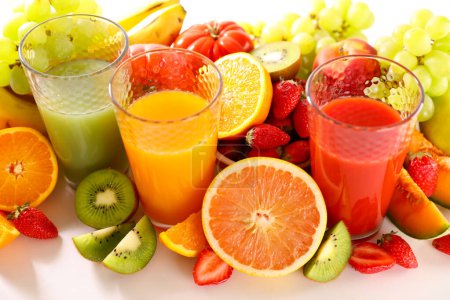 Téléchargez les photos : Assortiment de jus de fruits dans des verres - en image libre de droit