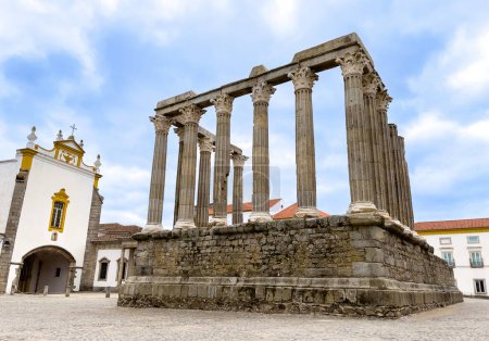 Téléchargez les photos : Temple romain- Temple Diane au Portugal- Evora - en image libre de droit