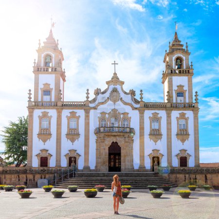 Téléchargez les photos : Tourisme au Portugal- Voyage de femme dans la ville de Viseu, église de Misericordia - en image libre de droit