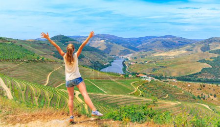 Téléchargez les photos : Femme touriste dans la vallée du Douro Vignobles en terrasse, Portugal - en image libre de droit