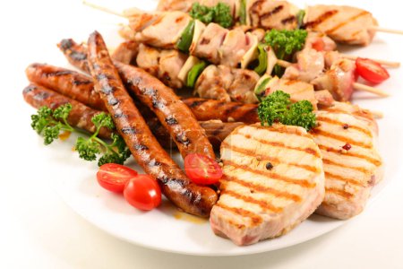 Téléchargez les photos : Viandes grillées - barbecue - viande de porc, brochette, saucisse - en image libre de droit