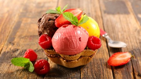 Foto de Cucharada de helado y frutas frescas en un tazón de gofres aislado sobre fondo blanco - Imagen libre de derechos