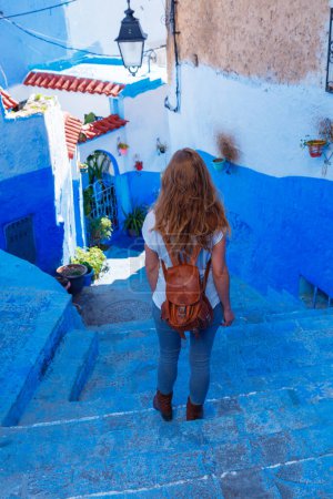 Téléchargez les photos : Promenade touristique femme à Chefchaouen ville bleue au Maroc - en image libre de droit