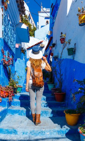 Téléchargez les photos : Promenade touristique femme à Chefchaouen ville bleue au Maroc - en image libre de droit