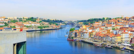 Foto de Vista panorámica del paisaje urbano de Oporto y el río douro - Mujer feliz turista con los brazos extendidos en el mirador - Portugal - Imagen libre de derechos