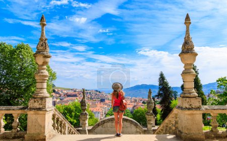 Mujer turista contemplando vista panorámica de la ciudad de Lamego- Nossa Senhora dos Remedios en Portugal- distribución de Viseu