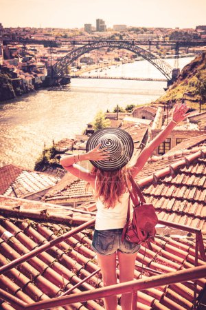 Foto de Oporto, Portugal- Turista mujer disfrutando de vista panorámica del paisaje urbano de Oporto - Imagen libre de derechos