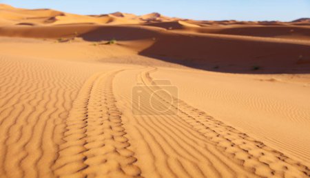 Téléchargez les photos : Aventure, excursion, exploration dans le désert de Sahara safari hors route dans le désert de sable, pistes sur le sable - en image libre de droit