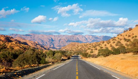 Foto de Camino de asfalto al desierto Marruecos - Imagen libre de derechos