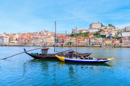 Téléchargez les photos : Bateau traditionnel sur le fleuve Douro et Porto-Portugal - en image libre de droit