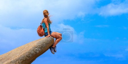 Téléchargez les photos : Femme randonneuse assise sur le sommet de la montagne réalisation, voyage, concept d'aventure (Galice en Espagne) - en image libre de droit