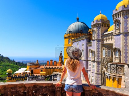 Foto de Turismo turístico en Sintra- Mujer turista disfrutando de la vista del castillo de Pena - Imagen libre de derechos