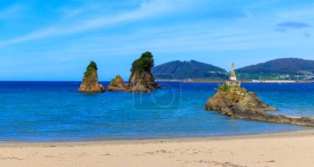 Téléchargez les photos : Belle plage et formation rocheuse en Espagne- Océan Atlantique, Galice - en image libre de droit