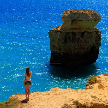 Téléchargez les photos : Femme debout sur la côte de l'Algarve, vacances, détente, concept de voyage- Voyage au Portugal - en image libre de droit
