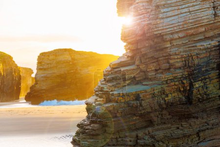 Téléchargez les photos : Arcs rocheux naturels sur la plage des cathédrales à marée basse au coucher du soleil Galice, Espagne - en image libre de droit