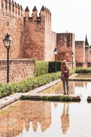 Téléchargez les photos : Femme visitant la ville de Cordoue Andalousie, Espagne - en image libre de droit