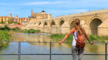 Téléchargez les photos : Femme touriste regardant la vue sur le paysage de la ville de Cordoue Andalousie, Espagne - en image libre de droit