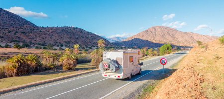 Téléchargez les photos : Voyage aventure en camping-car-road trip au Maroc - en image libre de droit