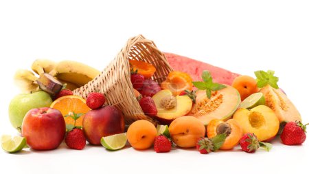Téléchargez les photos : Assortiment de fruits frais d'été sur fond blanc - en image libre de droit