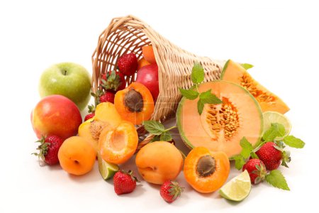 Foto de Surtido de frutas frescas de verano sobre fondo blanco - Imagen libre de derechos